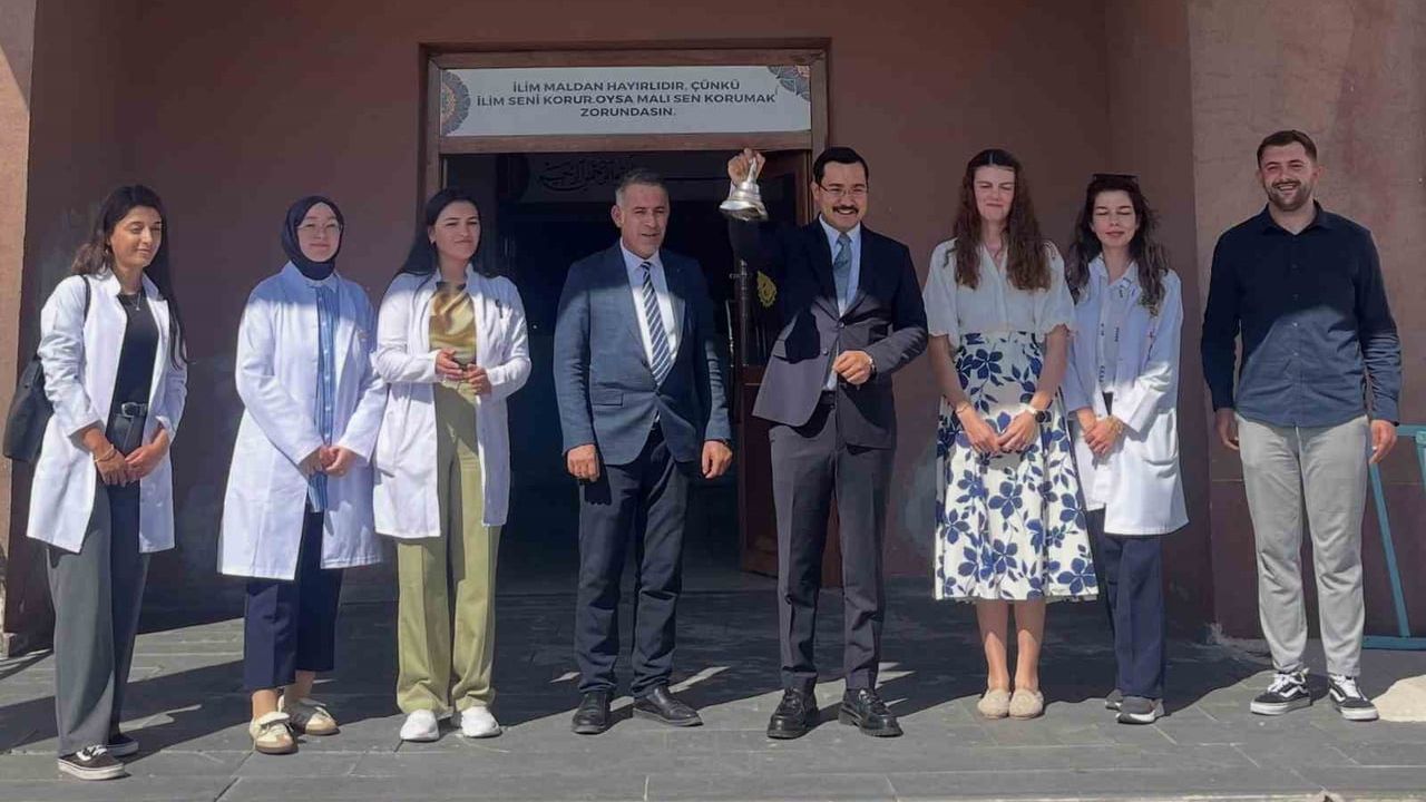 Akyaka'da kaymakam Demirtaş öğrencilerle ilk ders heyecanını paylaştı