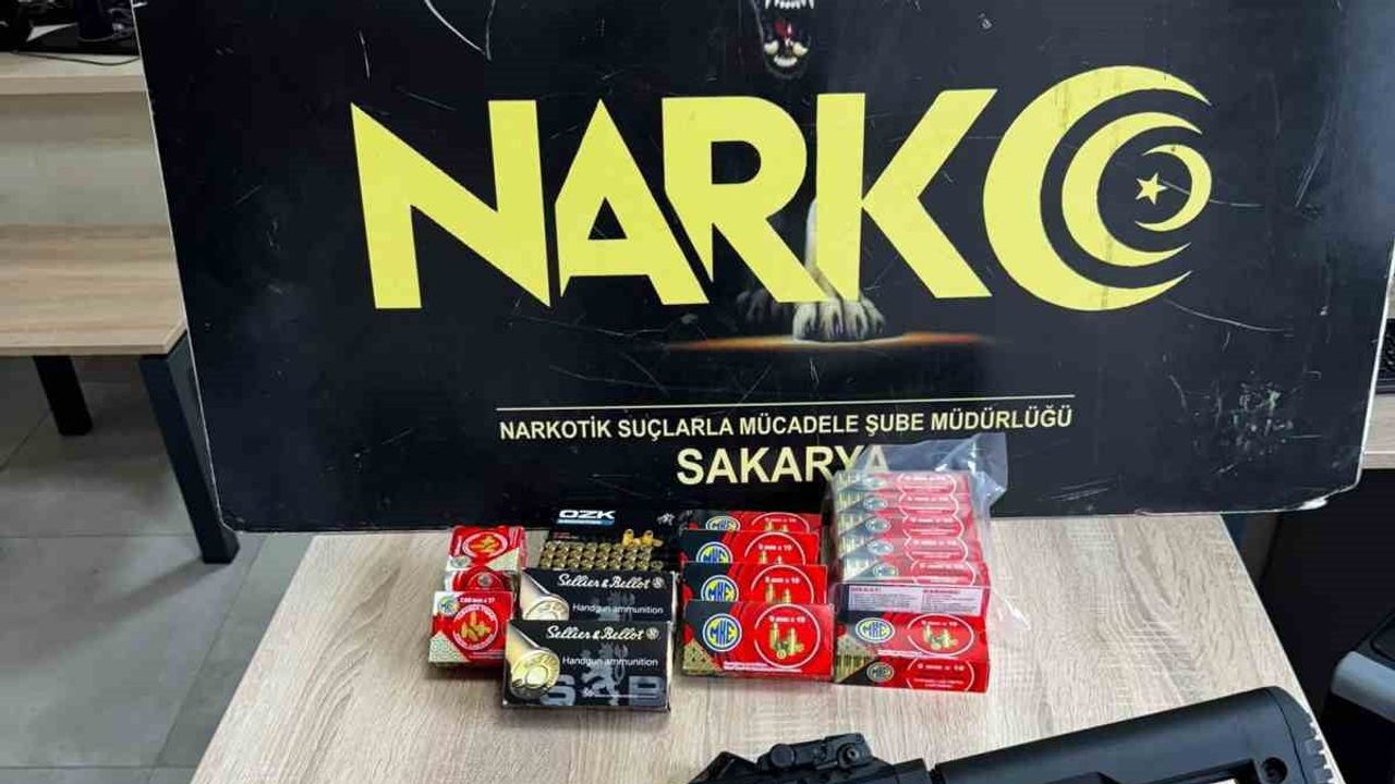 Akyazı'da 'Sokaklar Güvende' operasyonunda cephanelik ele geçirildi