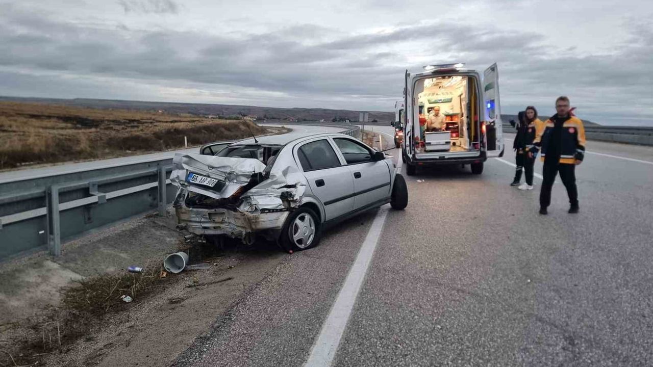 Alaca'da bariyere çarpan araçta beş kişi yaralandı