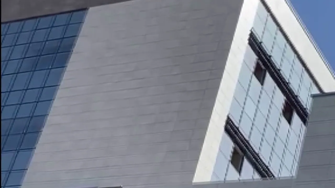 Alacak için çatıya çıkan işçi ekiplerin çabasıyla ikna edilerek indirildi
