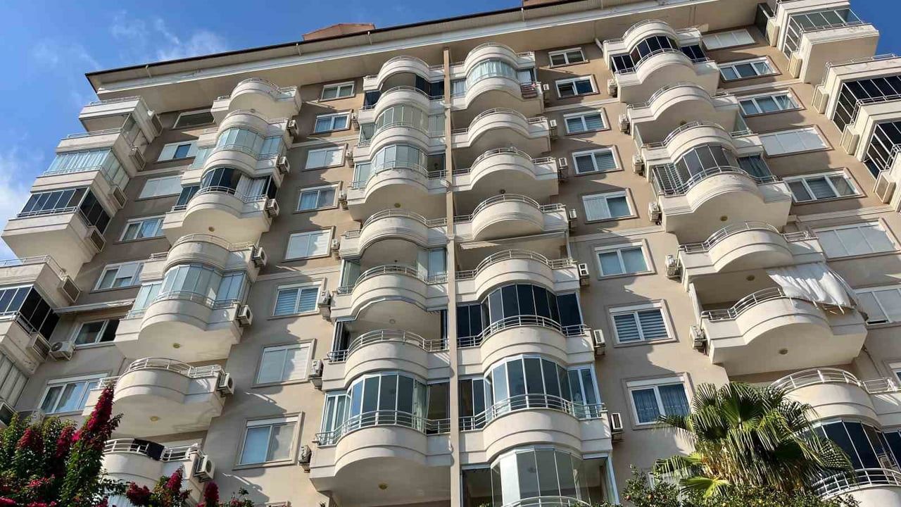 Alanya'da daireden yükselen duman kısa süreli paniğe yol açtı