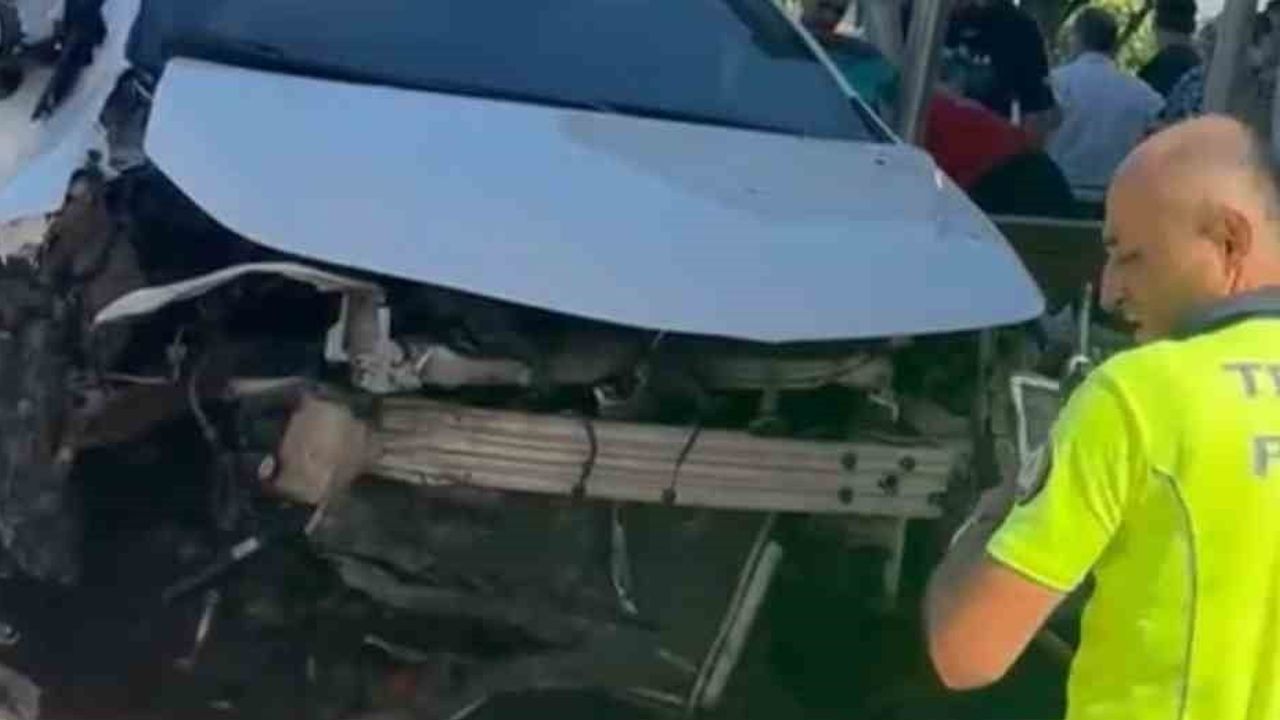 Alanya'da kontrolden çıkan otomobil otobüs durağına girip 3 kişiyi yaraladı