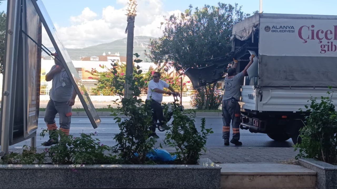 Alanya'da kontrolünü yitiren araç önce genç kıza sonra duraktakilere çarptı
