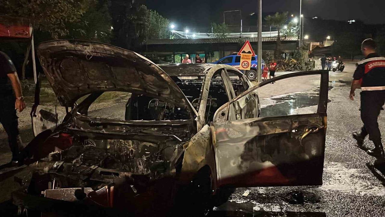 Alanya'da motor bölümünden çıkan yangın bir otomobili kullanılmaz hale getirdi