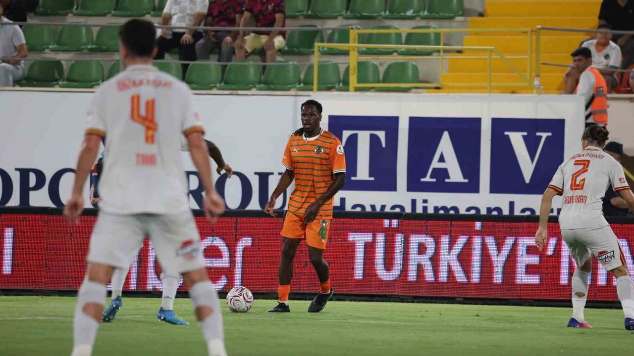 Alanya'da Rhaldney'in kafa golü Göztepe'yi öne taşıdı