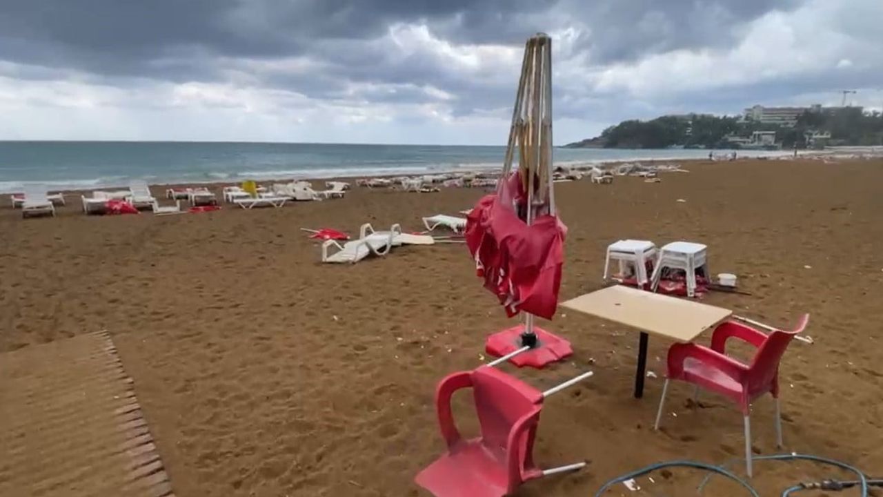 Alanya'da sabah fırtınası plajı karıştırdı: şezlonglar metrelerce sürüklendi