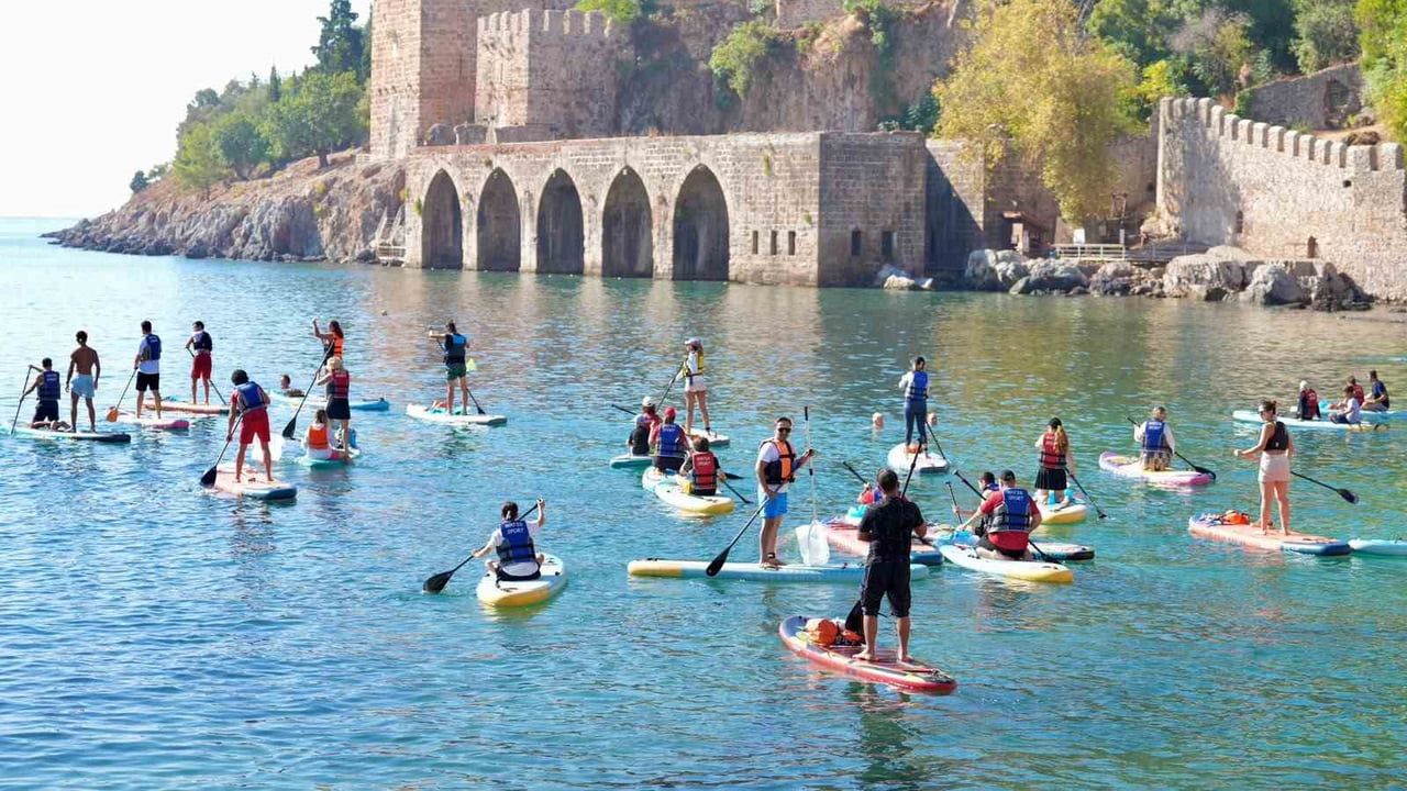 Alanya'da sup'la kıyı ve deniz temizliğiyle mikroplastik uyarısı