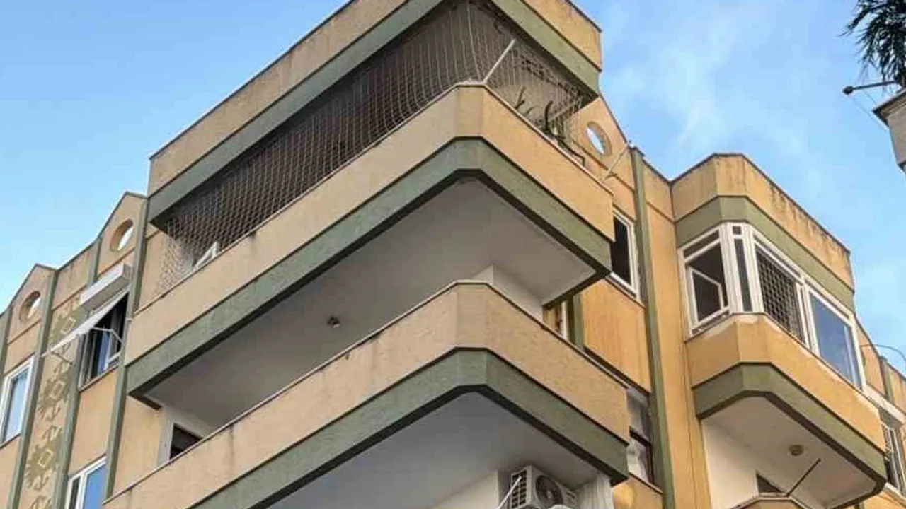 Alanya'da üst kattaki yangın itfaiyenin müdahalesiyle kontrol altına alındı