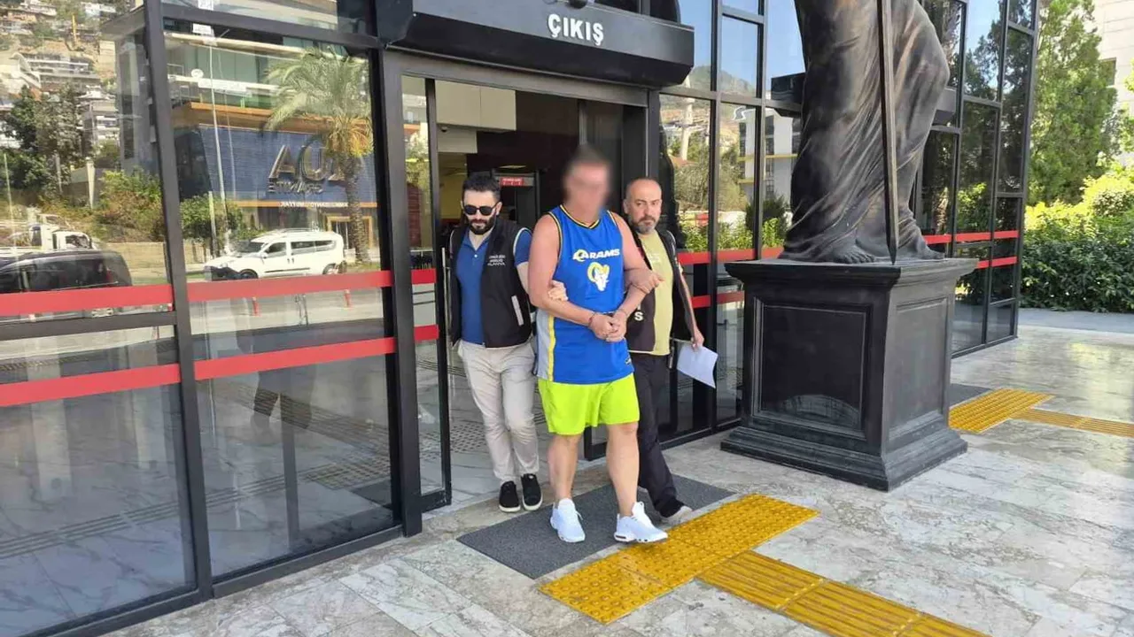 Alanya tatilinde tartışma bayrağı hedef aldı, İngiliz turist cezaevine gönderildi