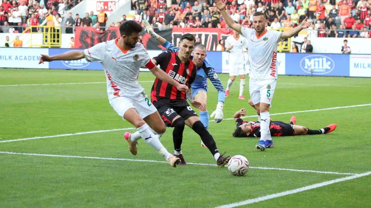 Alanyaspor deplasmanda Çorum'u ikinci yarıda geride bıraktı