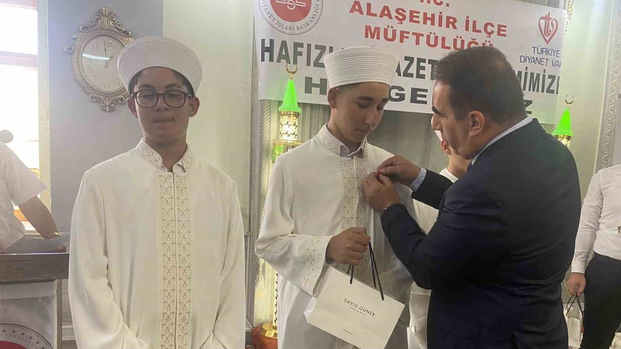 Alaşehir'de 11 genç hafızlık icazeti coşkuyla verildi