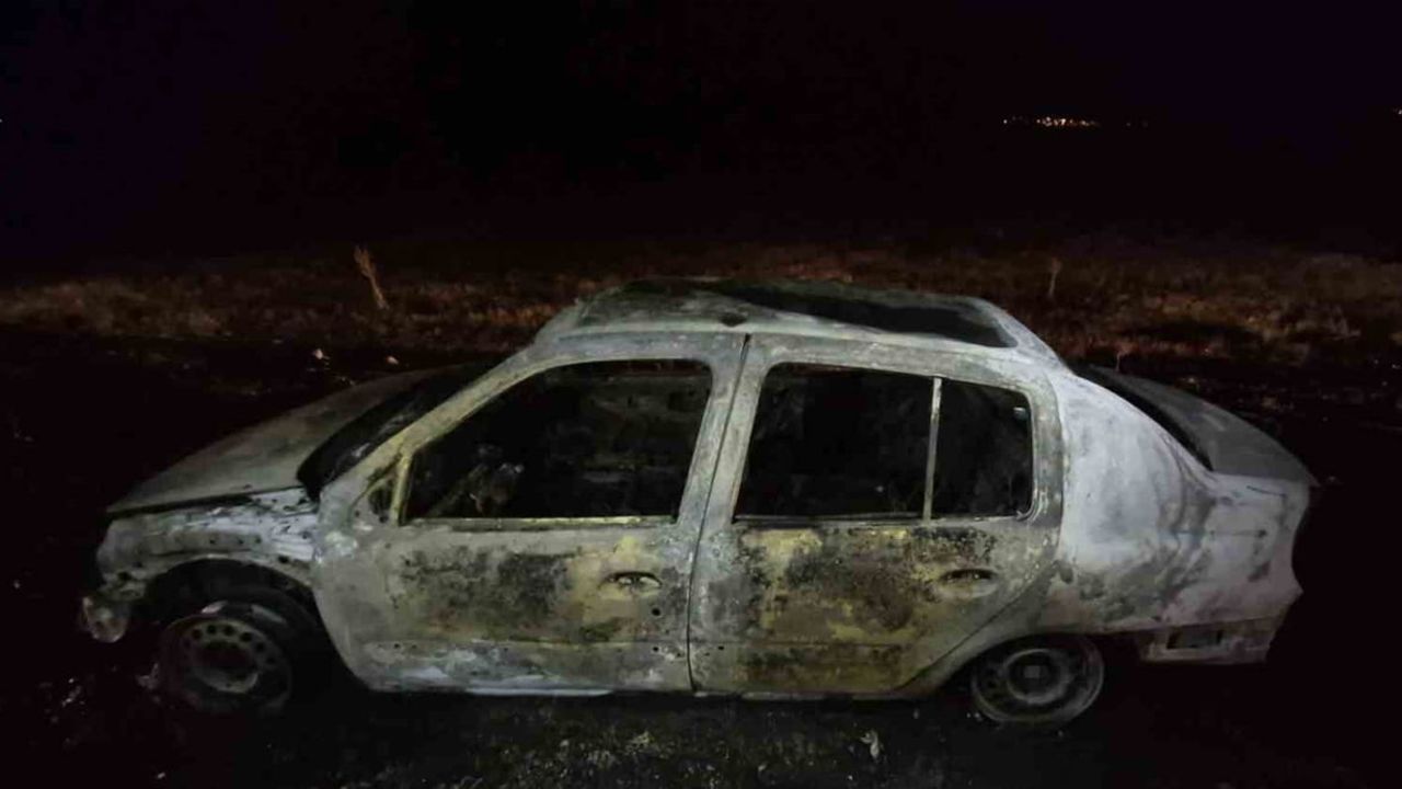 Alevlenen araç dereköy‑denizli kara yolunda yol kenarındaki otluğu tutuşturdu