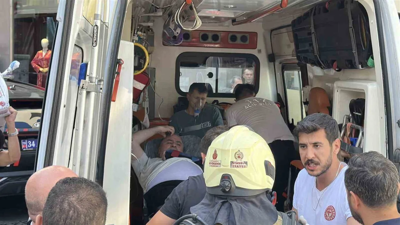 Alevlerin yükseldiği iş yerinde panik: şişli'de birinci kattan atlayan kişi yaralandı