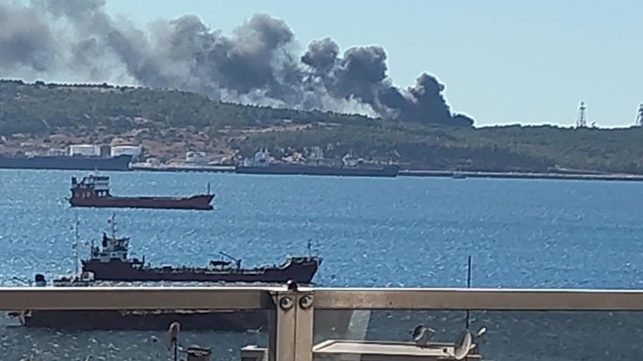 Aliağa'da gemi söküm tesisinde hurdalık yangını sürüyor
