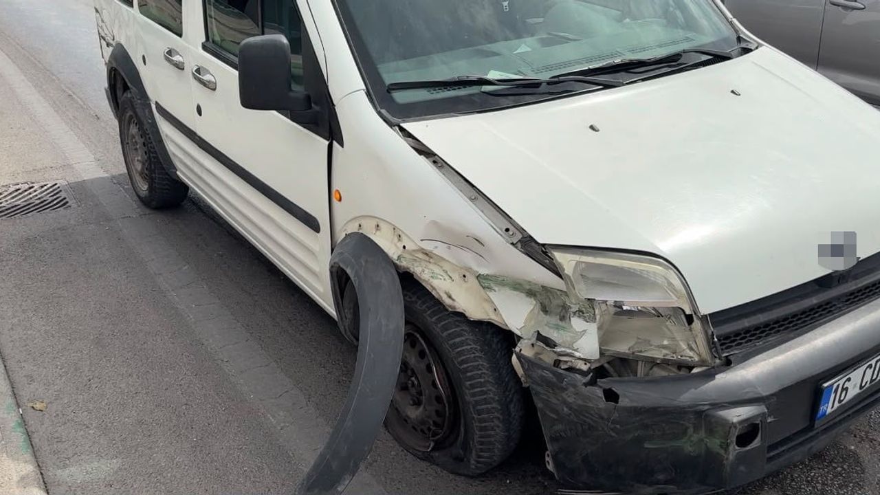 Alt geçitte şerit değişimi kaza ile sonuçlandı: iki araç ağır hasarlı