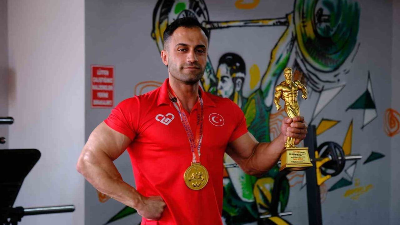 Altıeylül’ün sporcusu Ömer Pullu atletik fizik 1,79 kategorisinde Türkiye şampiyonu oldu