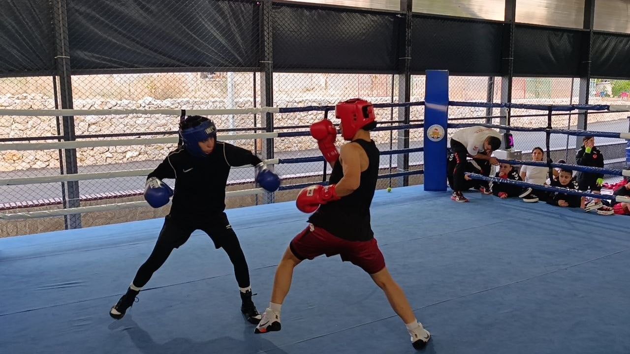 Altın yumruklar Kozan'da güç ve hazırlık topluyor