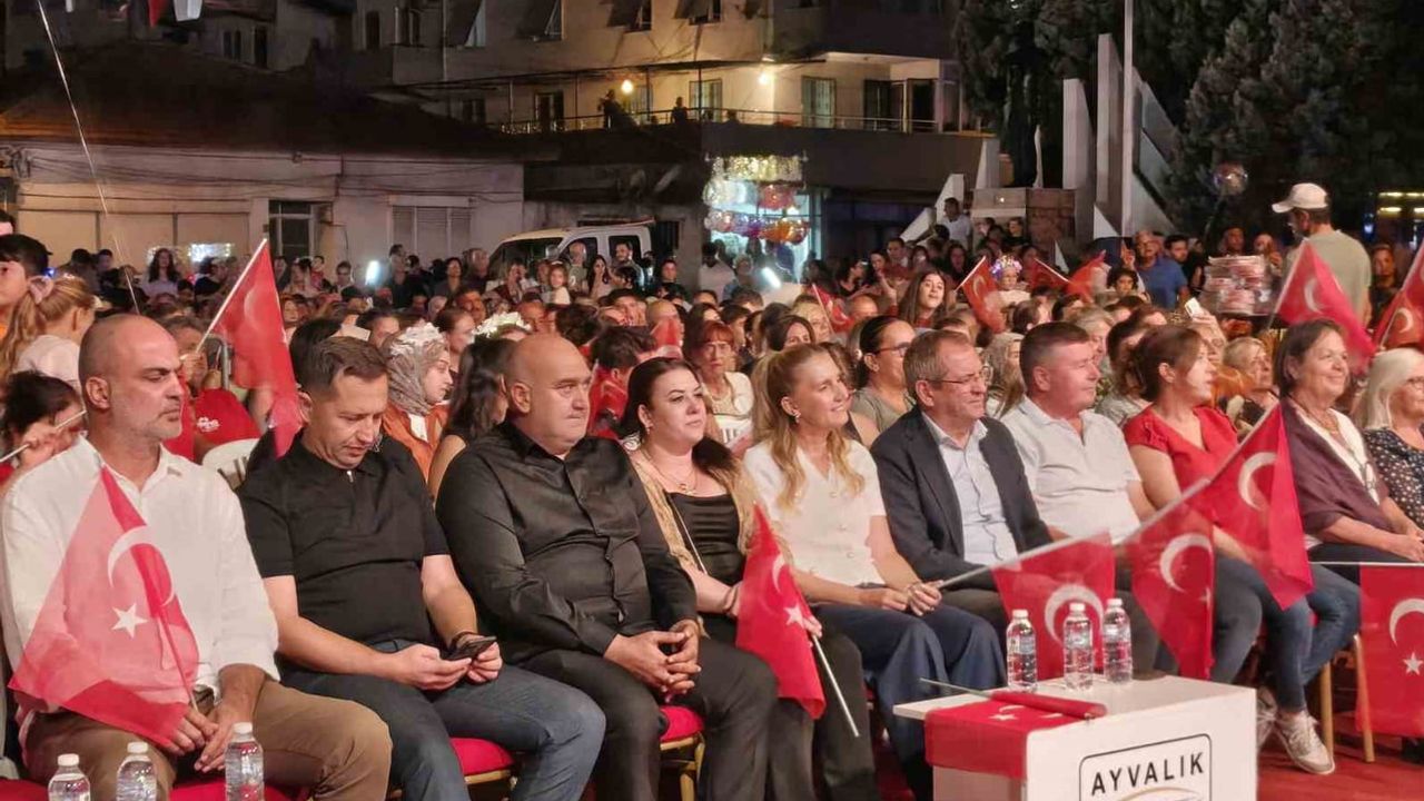 Altınova’da 104. yıl coşkusu Aydilge ile sahnede
