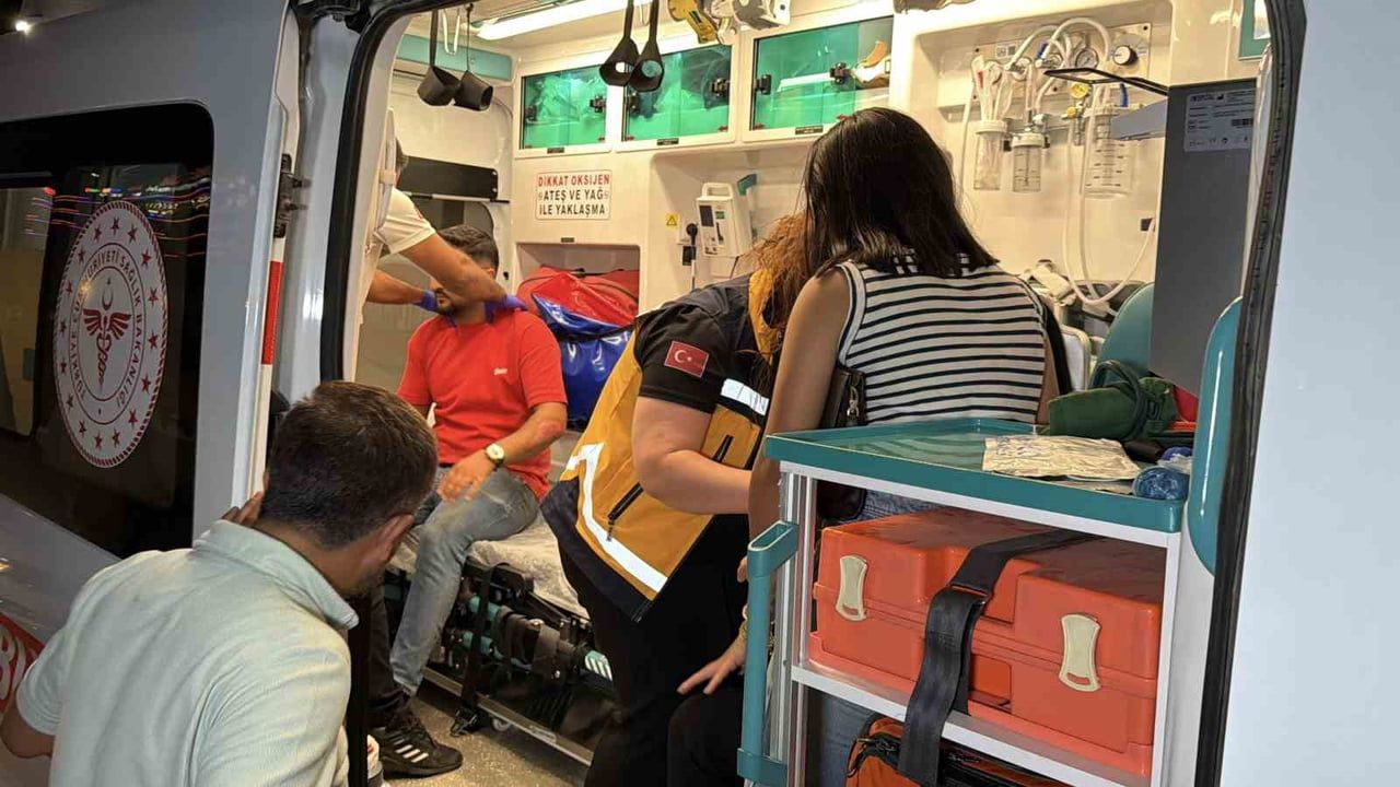 Altınşehir'de kontrolden çıkan araç 5 kişinin yaralanmasına yol açtı