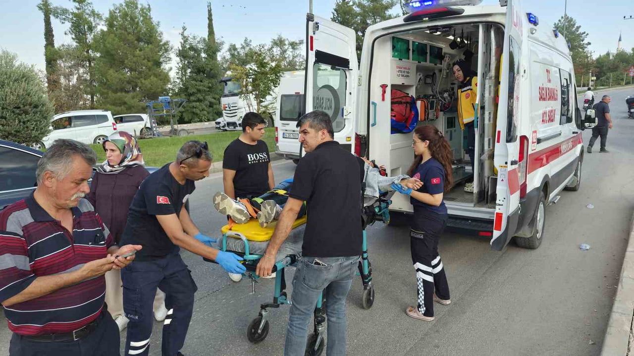 Altınşehir'de motosiklet devrildi: sürücü yaralandı