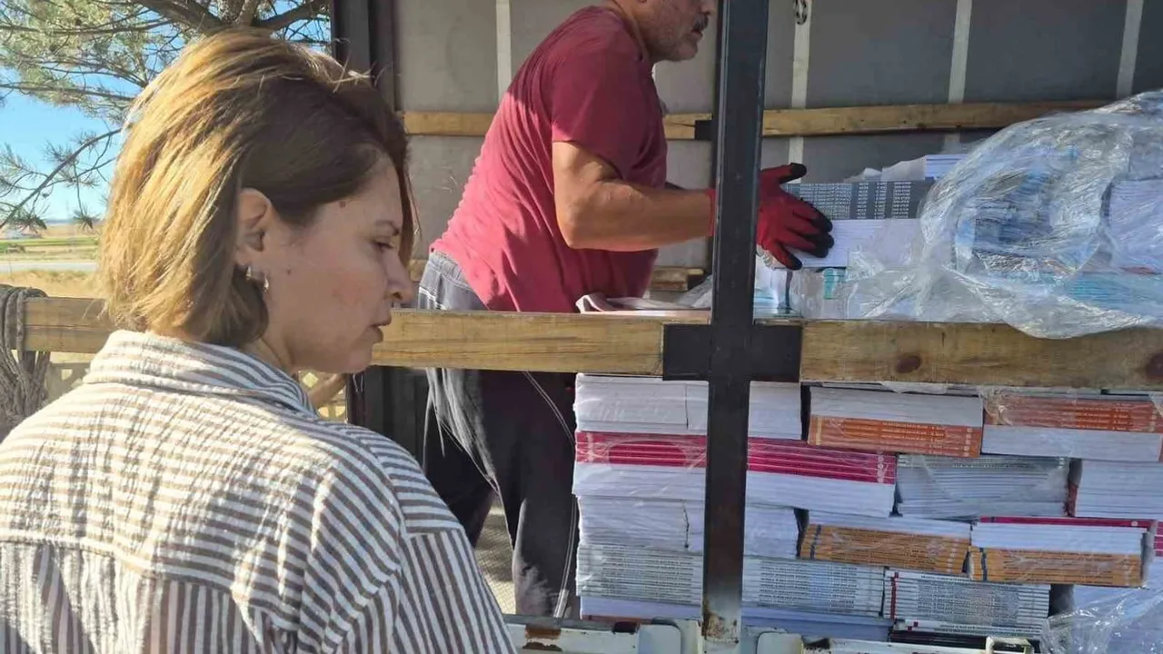 Altıntaş’ta yeni eğitim yılı öncesi ücretsiz kitapların teslim ve dağıtımı başladı