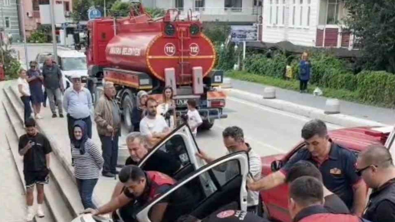 Amasra'da müze önündeki merdivenlerden düşen araçtaki kadın yolcu kurtarıldı