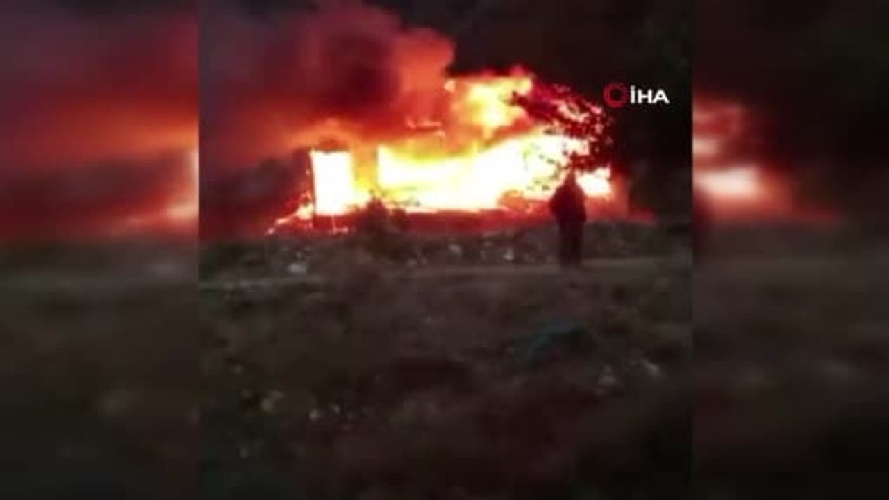 Amasya'da rüzgârın etkisiyle büyüyen yangın tek katlı ahşap evi kullanılamaz hale getirdi