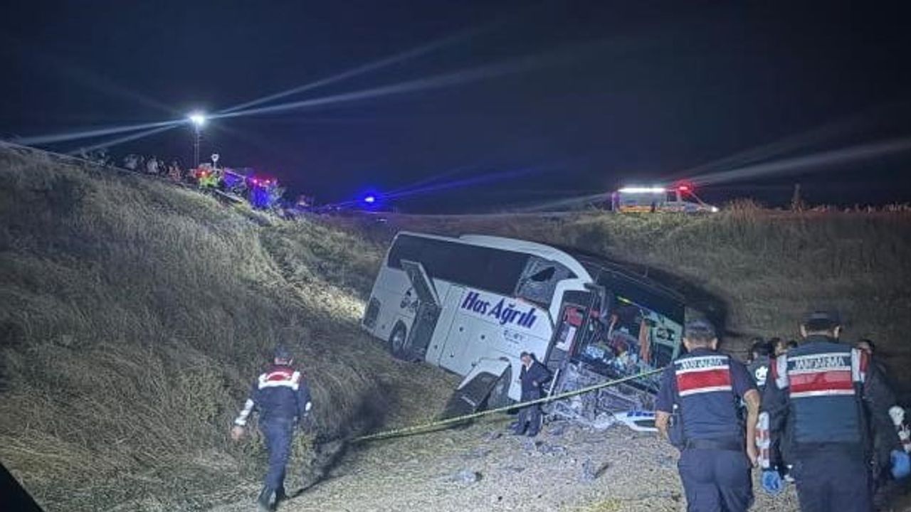 Amasya'da yolcu otobüsü bariyerlere çarparak şarampole uçtu: 2'si ağır 24 yaralı
