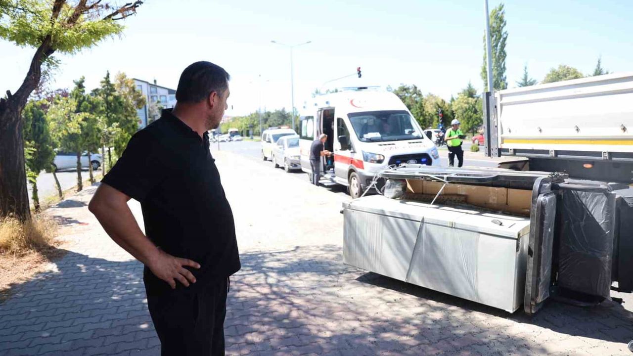 Ambulansa yol verirken motosiklet tıra çarptı, sürücü yaralandı