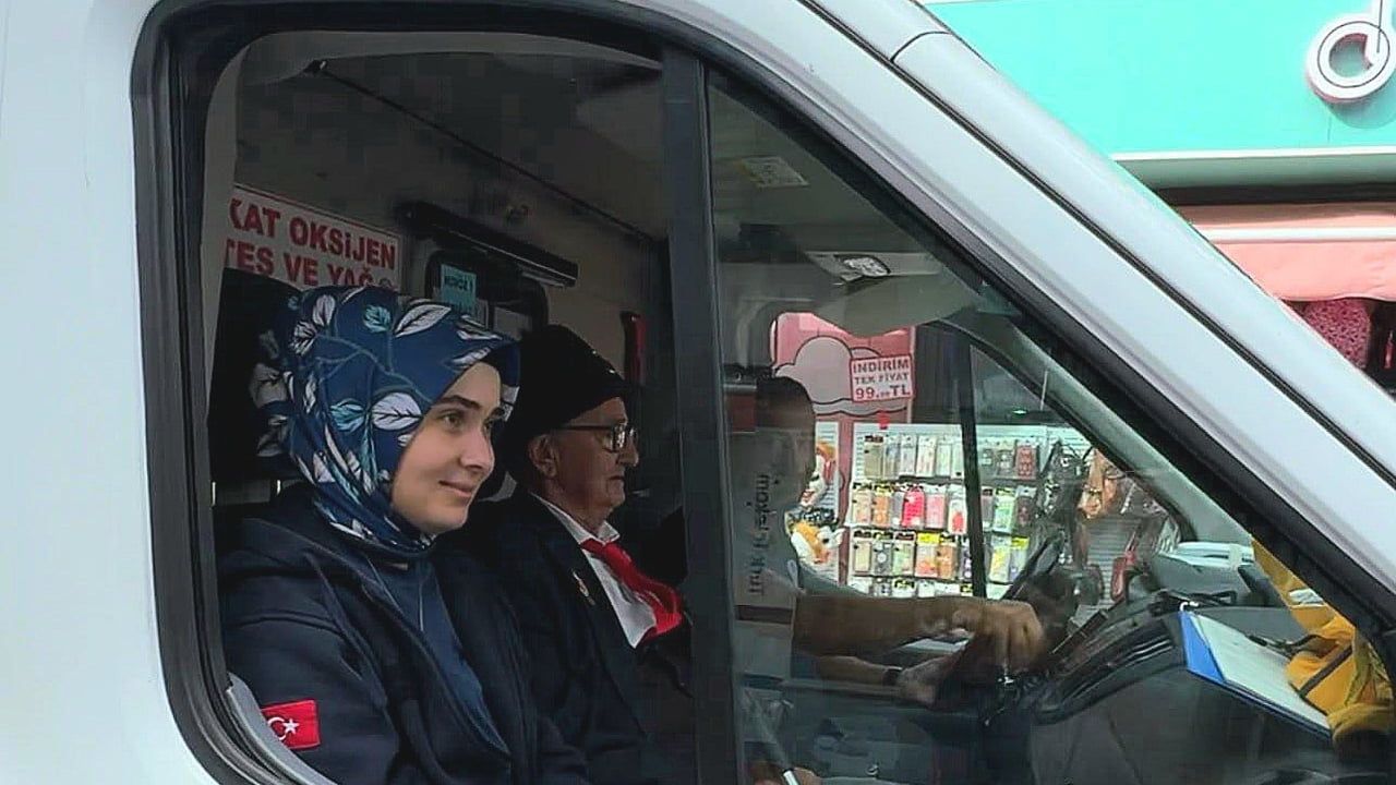 Ambulansla yürüyüşü tamamlayan gazi duygulandırdı
