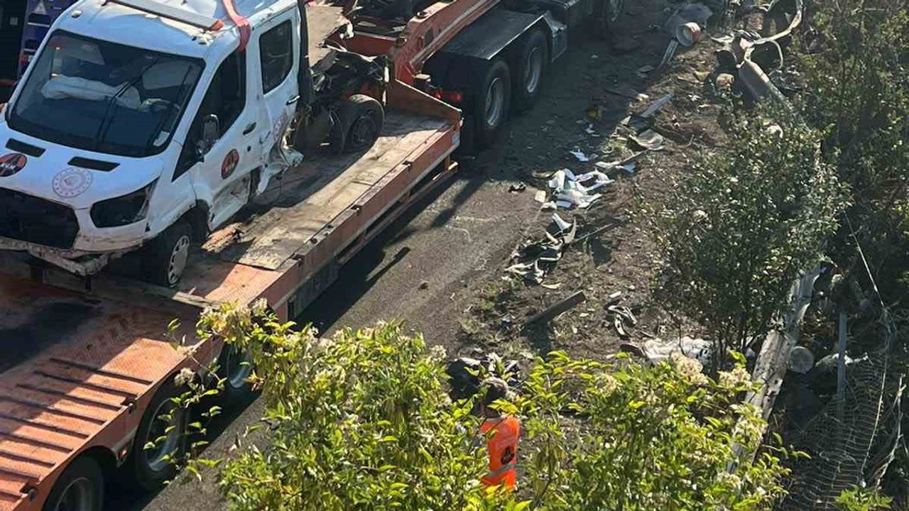 Anadolu otoyolunda peyzaj çalışması yapan ekibe çekici çarptı: 3 yaralı
