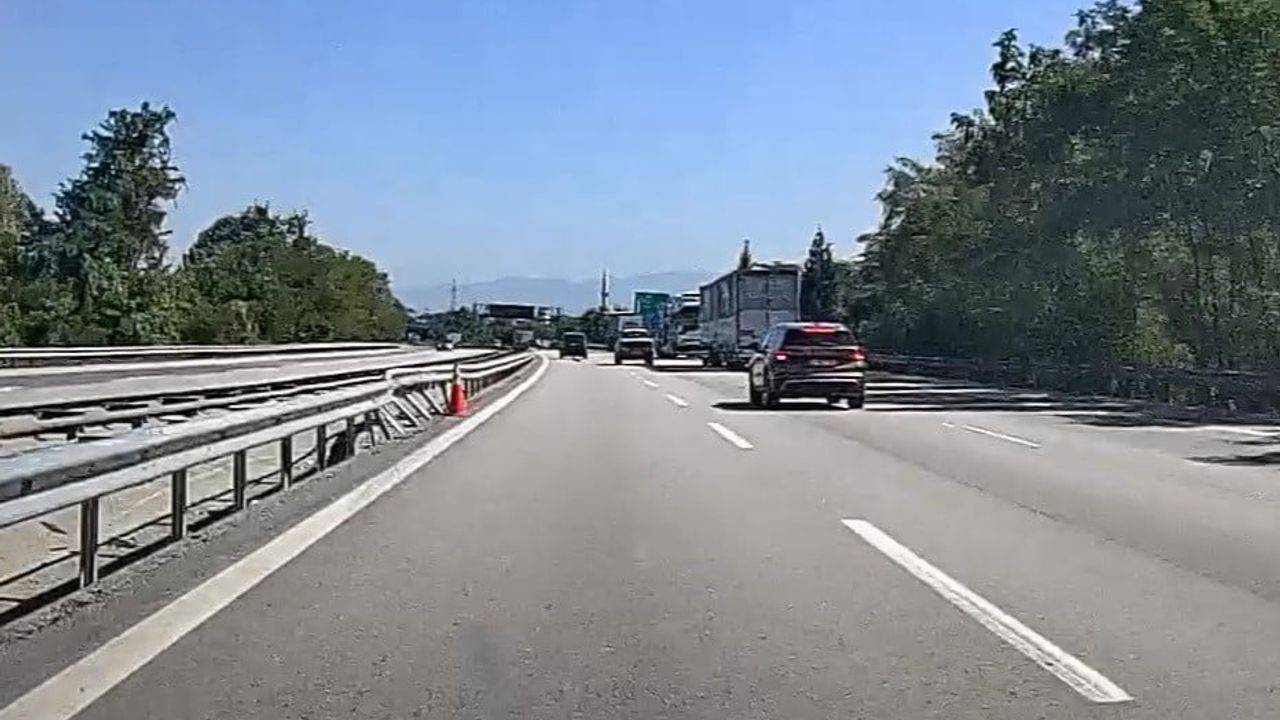 Anadolu otoyolunda tamponu kopan suv sürücünün müdahalesiyle kaza atlatıldı