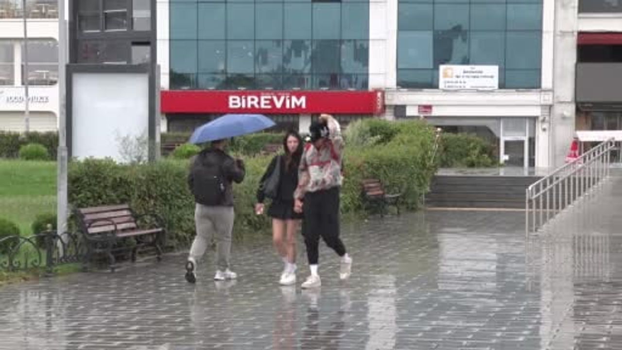 Anadolu Yakası'nda ani yağışlar günlük hayatı sekteye uğrattı