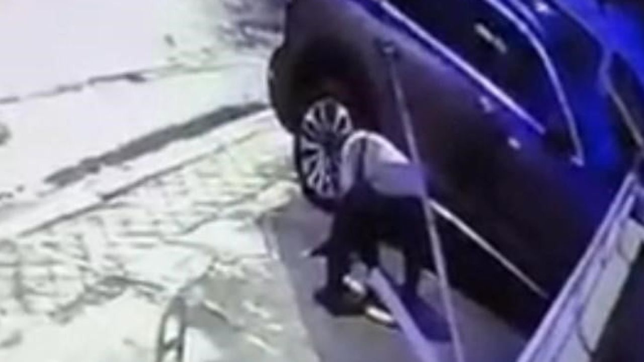 Anahtarla gelip otopark bariyerini söken şüpheli Sincan'da kameraya yansıdı