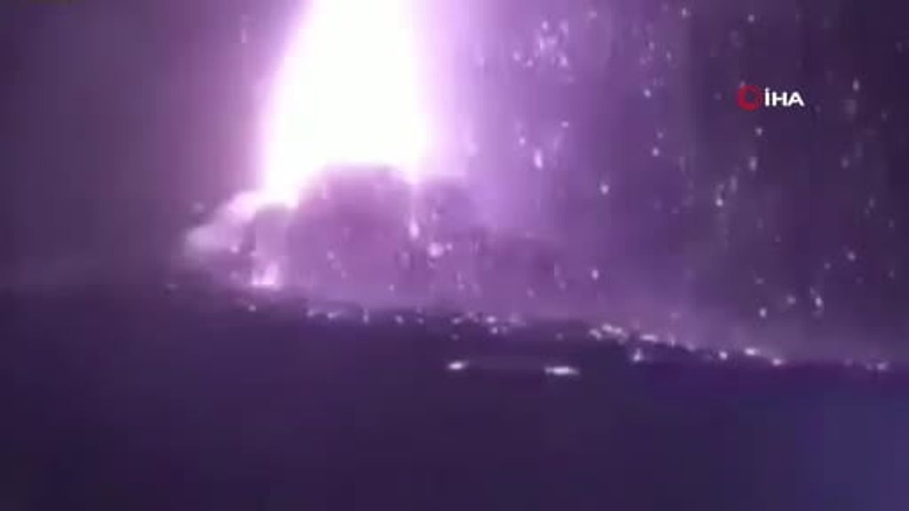 Anak Krakatau'da gece patlaması: alarm seviyesi sürüyor