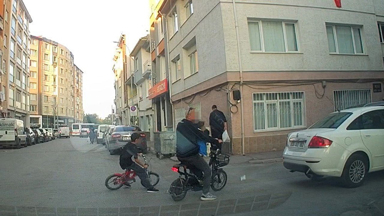 Ani dönüş kazayı önledi: bisikletli çocuğun araçla tehlikeli karşılaşması