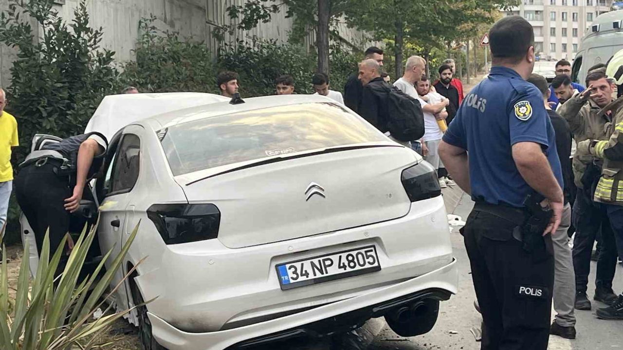 Ani manevra refüje çıkardı: bisikletliye çarpmamak için direksiyonu kırdı, 4 kişi yaralandı