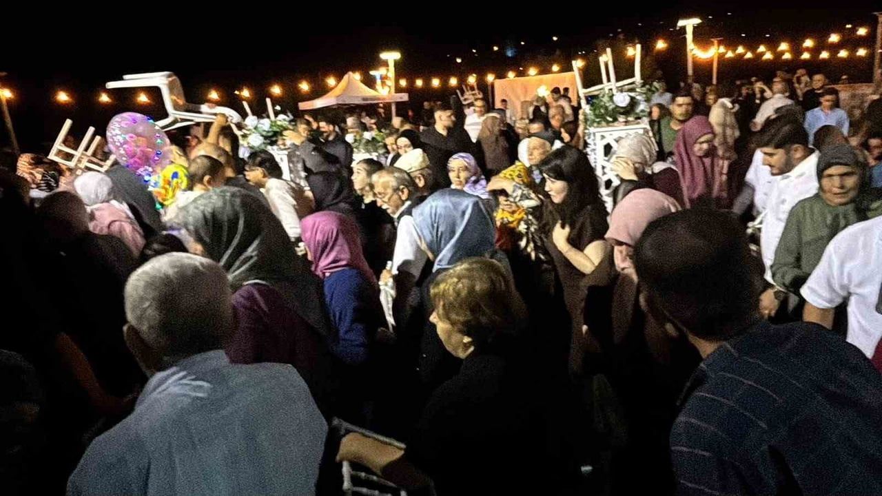 Ani yağış açık hava düğününü böldü: davetliler takı takamadan tören dağıldı