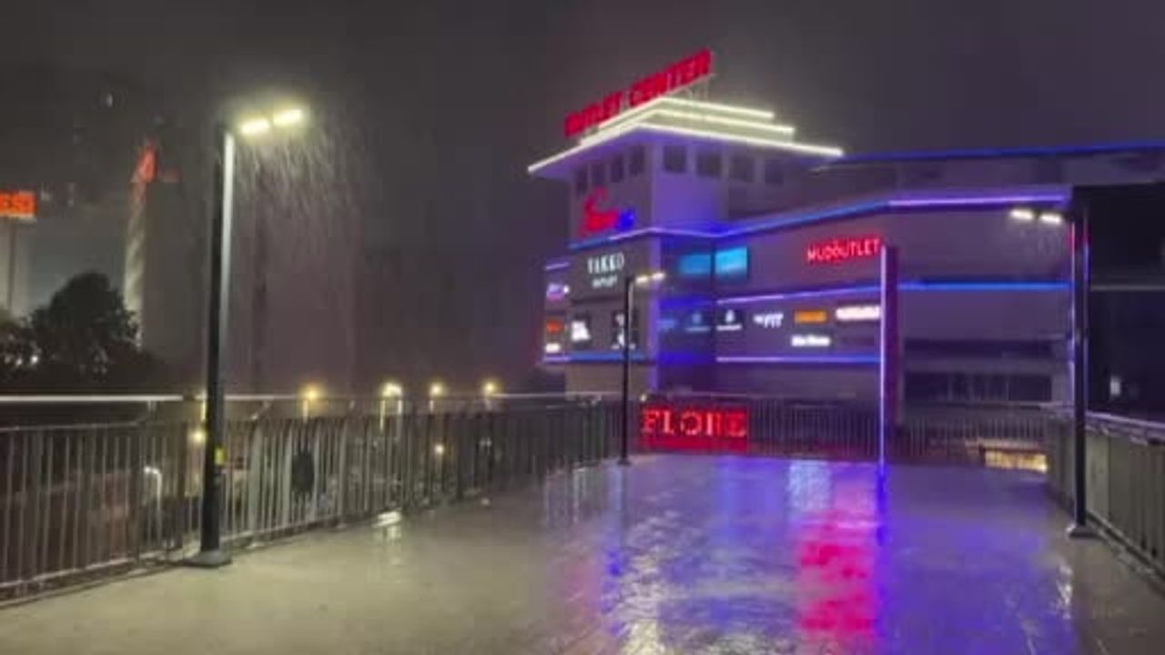Aniden bastıran sağanak İstanbul sokaklarını göle çevirdi