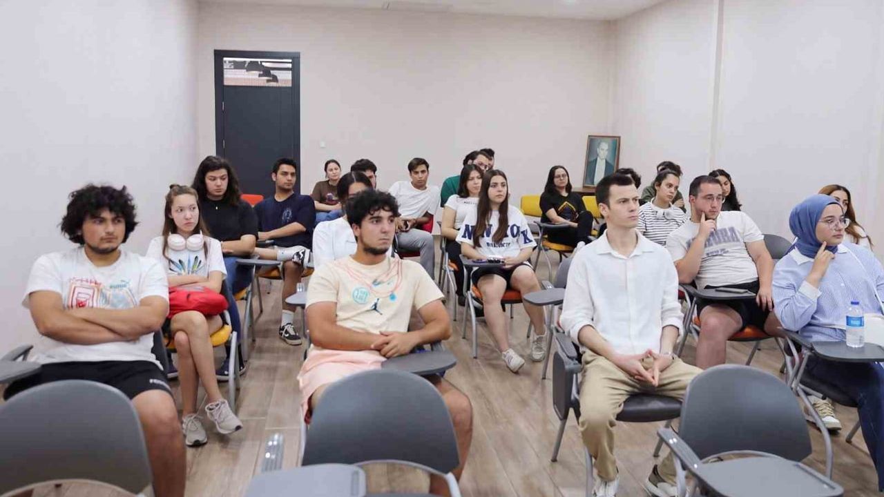 Anıl Yetişkin'in öncülüğünde Efeler'de gençlere sınav hazırlığında rehberlik