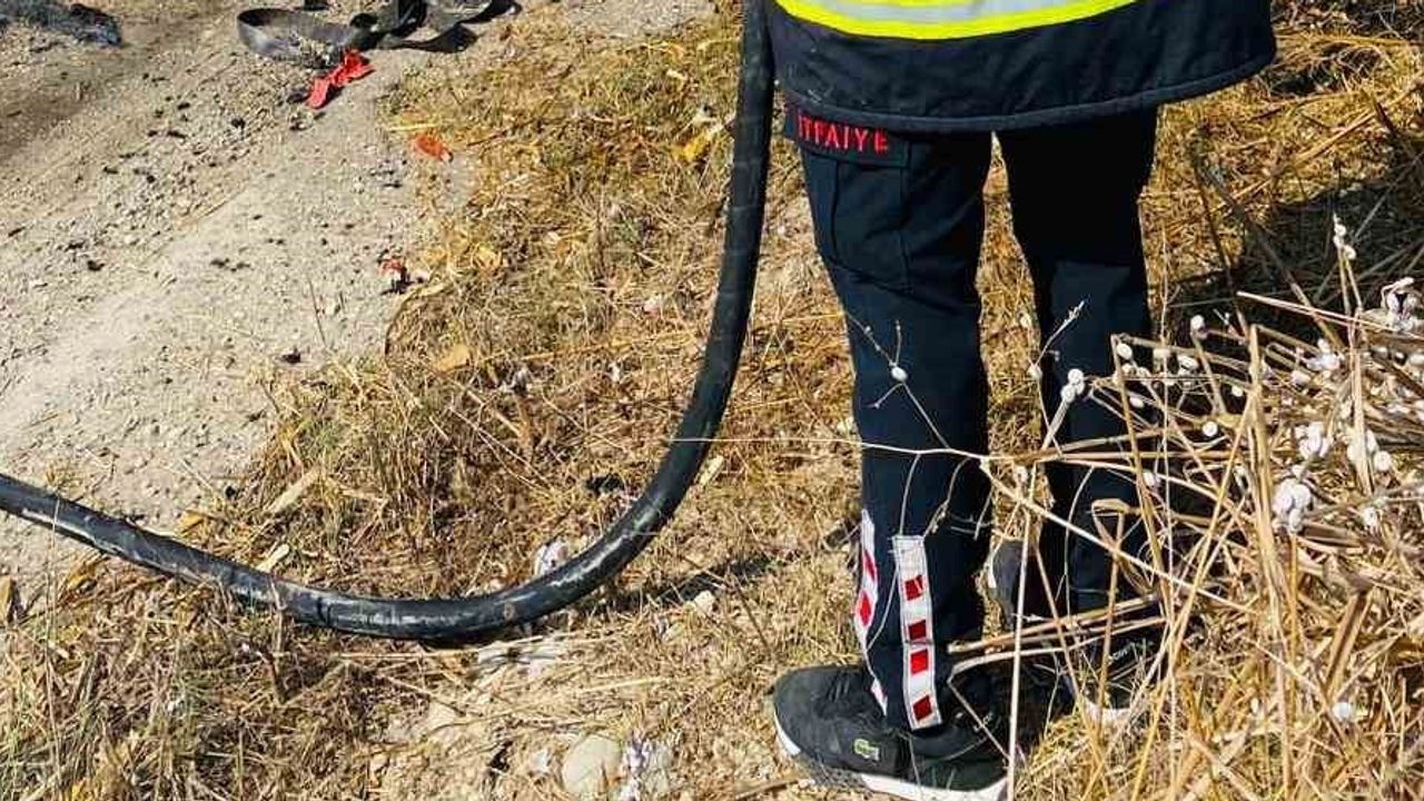 Anız yangını pamuk yüklü tırı tutuşturdu, sürücü dorseni ayırdı