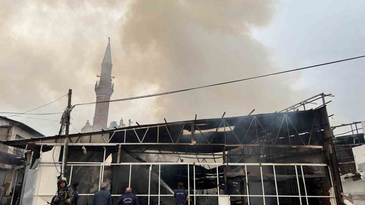 Ankara'da bitişik mobilya dükkanları yangında kullanılamaz hale geldi