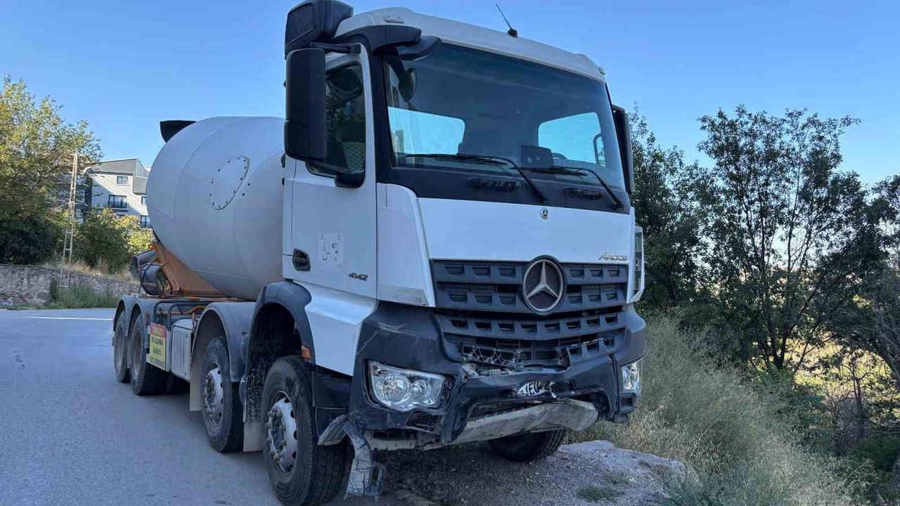 Ankara'da kavşakta çarpışma: beton mikseri otomobili sürükledi, 1'i ağır 5 yaralı