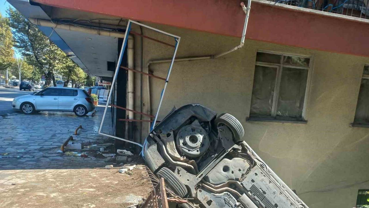 Ankara'da sabaha karşı çarpışma: araç apartman korkuluklarına çıktı