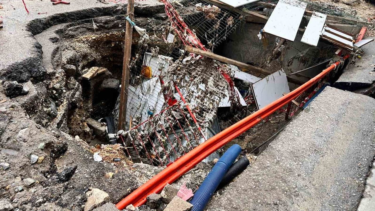 Ankara'da selin ardından yol çöktü, park halindeki araçlar hasar gördü