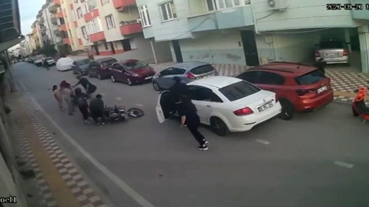 Anlık dikkatsizlikle tehlike: Karacabey'de yola çıkan çocuğa motosiklet çarptı