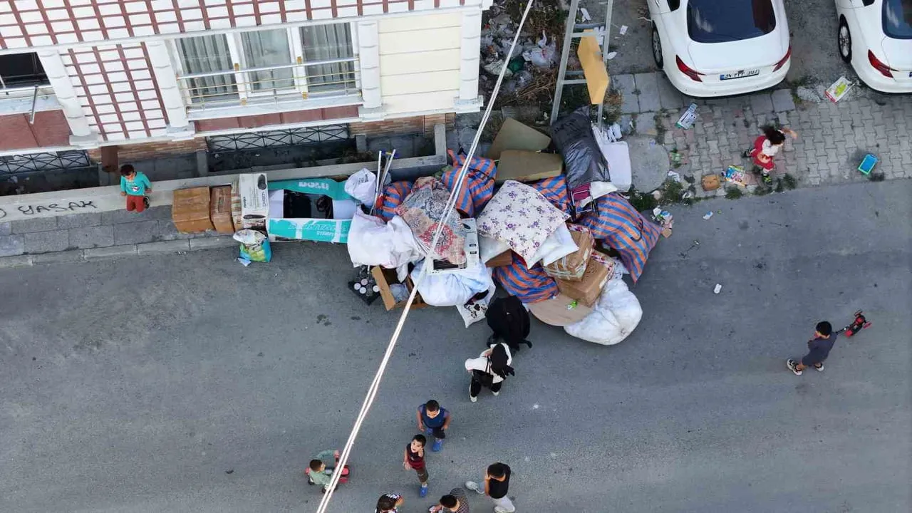 Annesine refakat ettiği için sokağa atıldı, belediye ve sosyal hizmetler müdahale etti