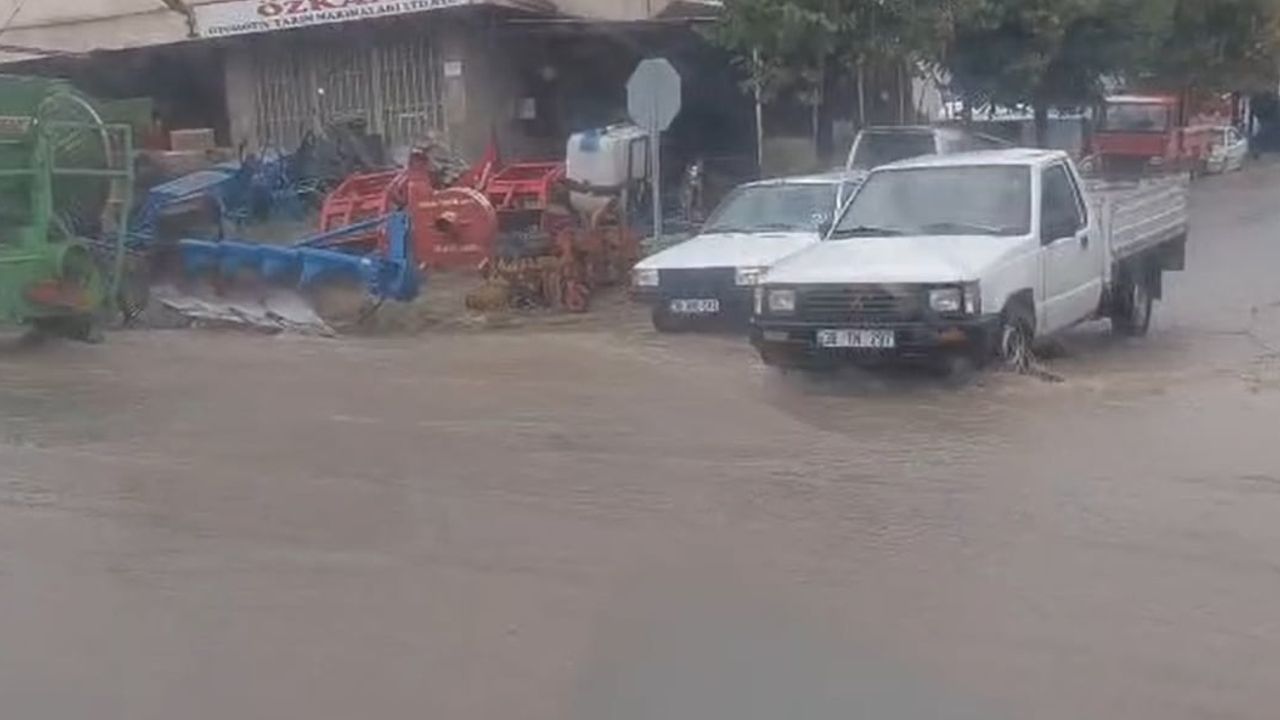 Ansızın bastıran yağmur Develi'de günlük hayatı sekteye uğrattı