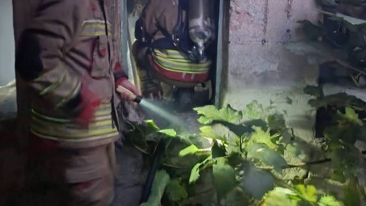 Antakya'da metruk binada çıkan yangın itfaiye müdahalesiyle kısa sürede kontrol altına alındı