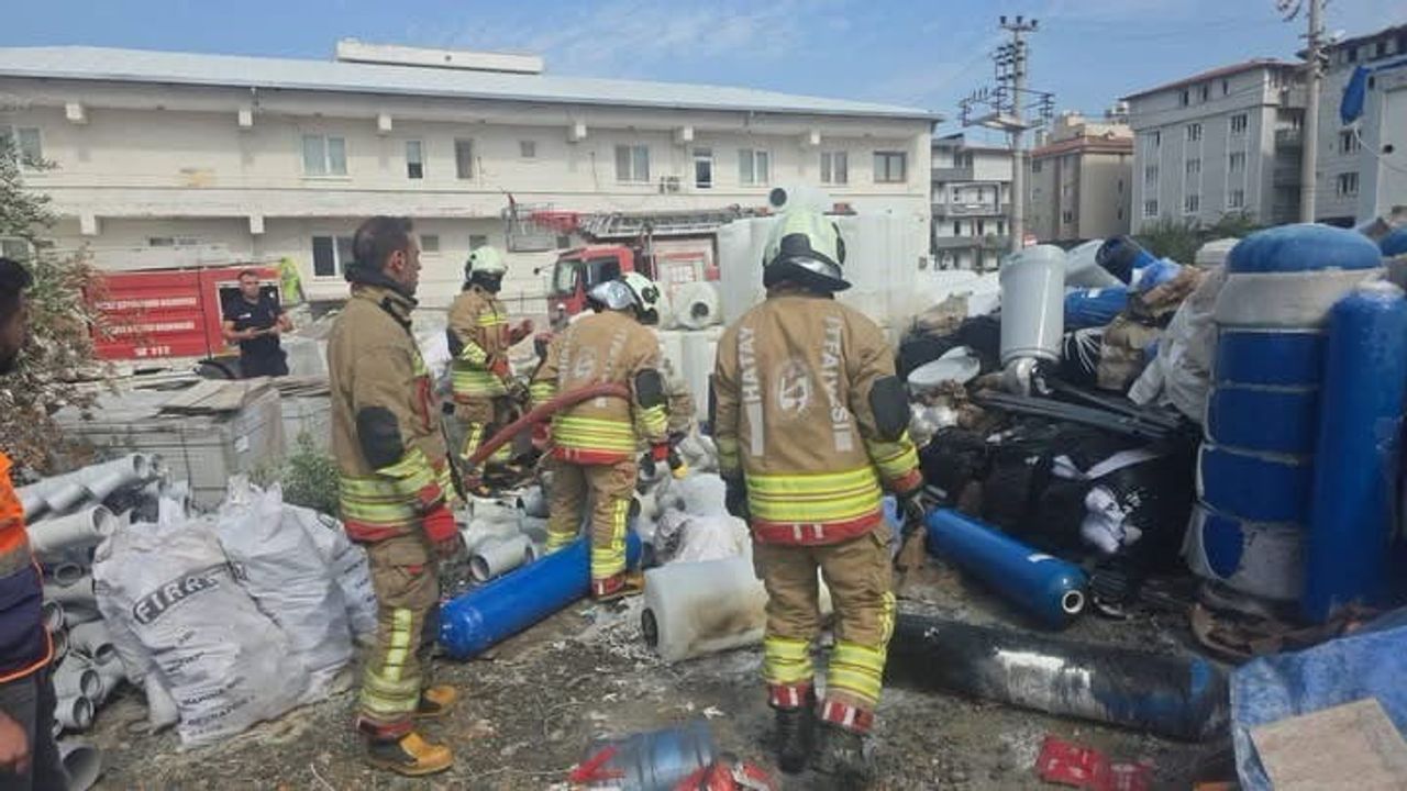 Antakya'da şantiyede çıkan alevler ekiplerin müdahalesiyle söndürüldü